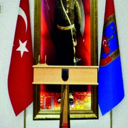 MAKAM BAYRAĞI TÜRK, JANDARMA KOGOLU BAYRAK  ( PRİNÇ DİREK VE TABLALARI, KÜRSÜ, ATATÜRK POTRESİ)