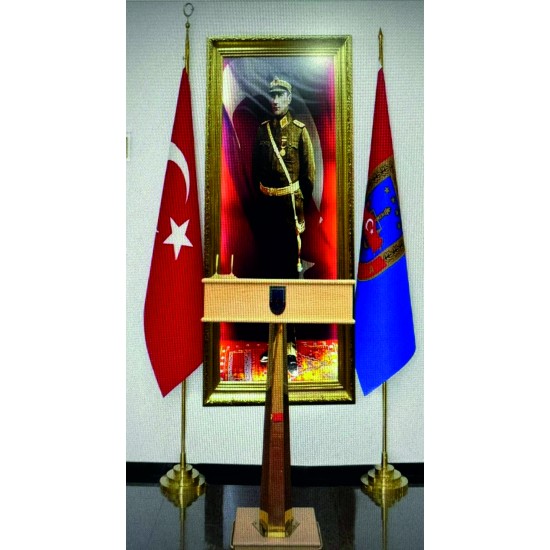 MAKAM BAYRAĞI TÜRK, JANDARMA KOGOLU BAYRAK  ( PRİNÇ DİREK VE TABLALARI, KÜRSÜ, ATATÜRK POTRESİ)